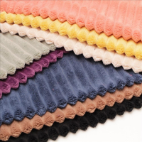 銀絲條的編織藝術 針紡織品中的閃亮時尚